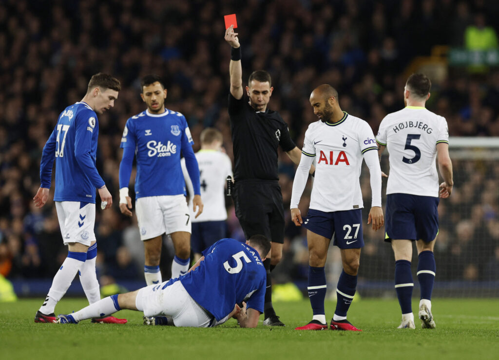 Tottenhams Lucas Moura fik rødt kort efter en grim tackling bare seks minutter efter sin indskiftning mod Everton i Premier League.