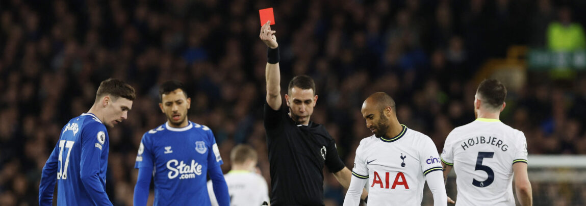 Tottenhams Lucas Moura fik rødt kort efter en grim tackling bare seks minutter efter sin indskiftning mod Everton i Premier League.