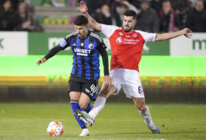 Roony Bardghji blev ramt af ølkrus i pokalkampen mellem Vejle og FCK.