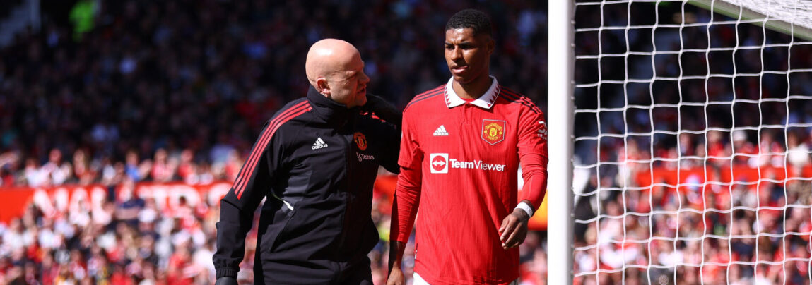 Marcus Rashford giver sin trøje til en ung Manchester United-fan,