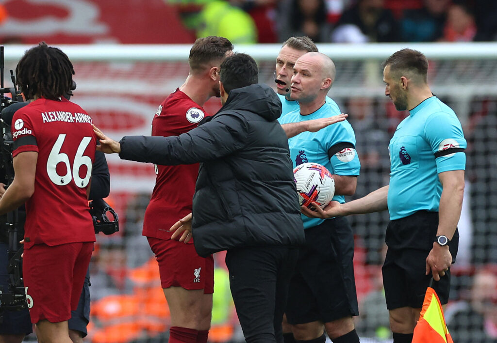 Linjedommeren i Premier League-kampen mellem Liverpool og Arsenal bliver nu undersøgt af PGMOL efter hændelsen med Andy Robertson.