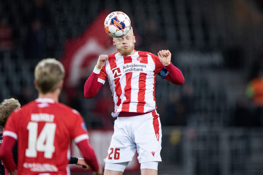 AaB må undvære forsvarsprofilen Rasmus Thelander, når de fredag møder Silkeborg, efter han fik sit fjerde gule kort mod FC Midtjylland.
