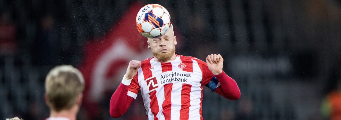 AaB må undvære forsvarsprofilen Rasmus Thelander, når de fredag møder Silkeborg, efter han fik sit fjerde gule kort mod FC Midtjylland.