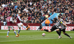 Jacob Ramser bringer Aston Villa foran mod Newcastle lørdag.