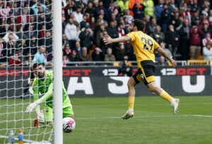 Diego Costa har bragt Wolves foran mod Brentford.