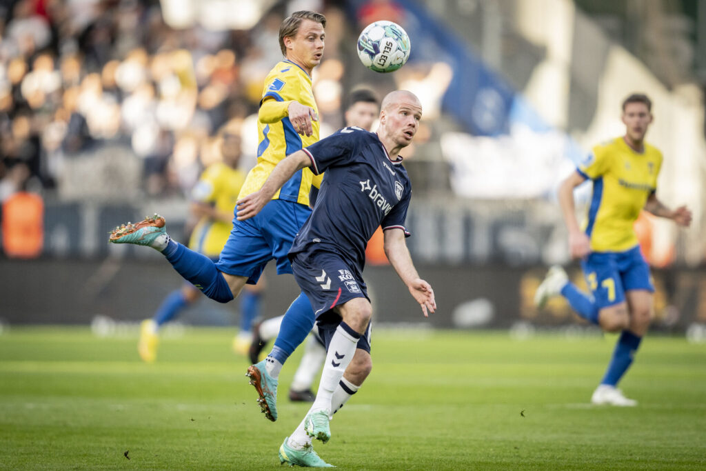 AGF's midtbanespiller, Nicolai Poulsen, føler sig snydt for straffespark i kampen søndag aften mod Brøndby på Brøndby Stadion.