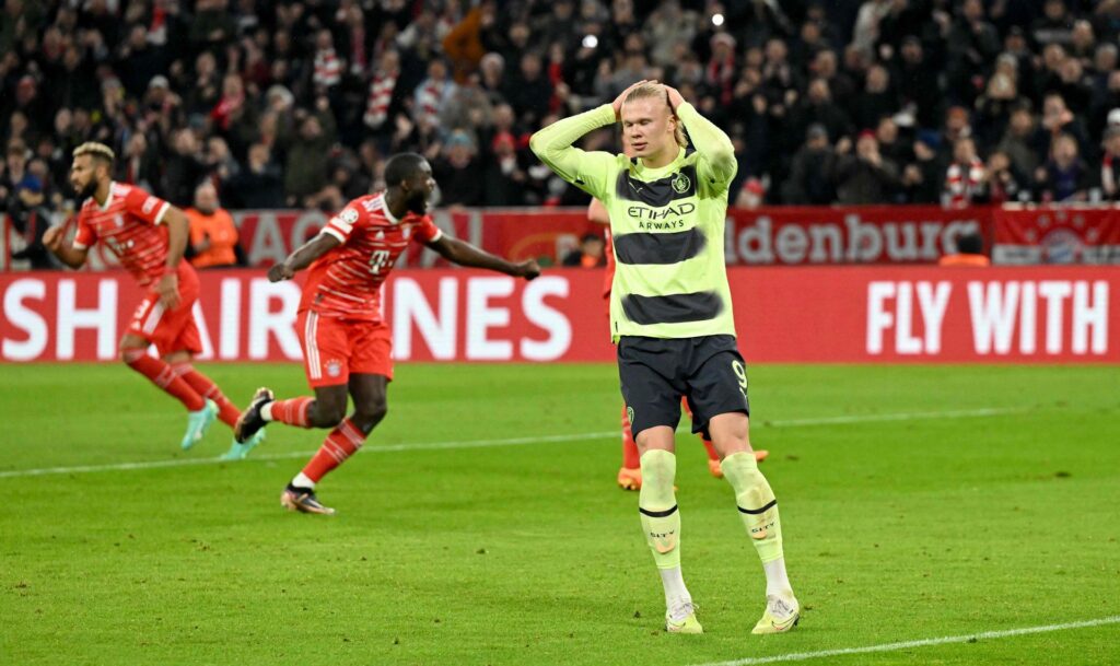 Manchester Citys Erling Haaland brænder straffe mod Bayern München i Champions League.
