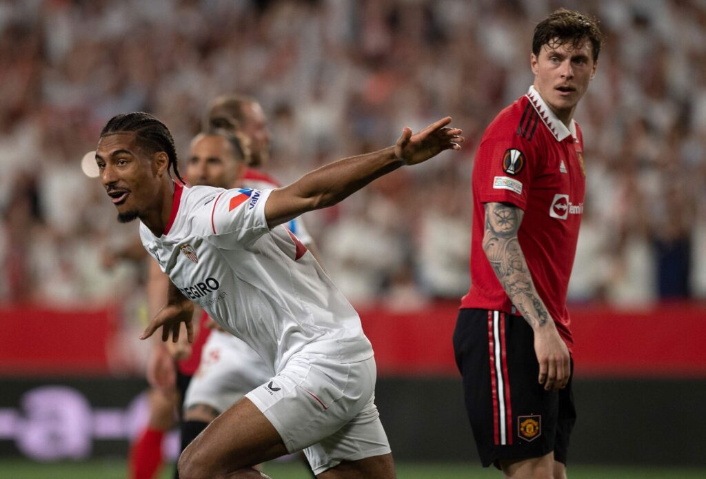 Manchester United er færdige i Europa, efter holdet tabte stort 3-0 til Sevilla i Europa League-kvartfinalen.