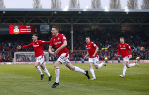 Wrexham sikrede sig oprykning til League Two efter sejr over Boreham Wood.
