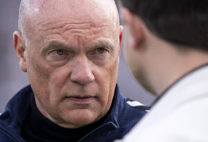 AGF's cheftræner Uwe Rösler kan godt lide at have klubbens ledelse og bestyrelse tæt på sig i hverdagen.