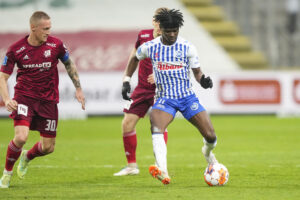 OB's Emmanuel Sabbi kom til at stjæle en scoring fra sin holdkammerat, som så endte med at blive annulleret for offside.