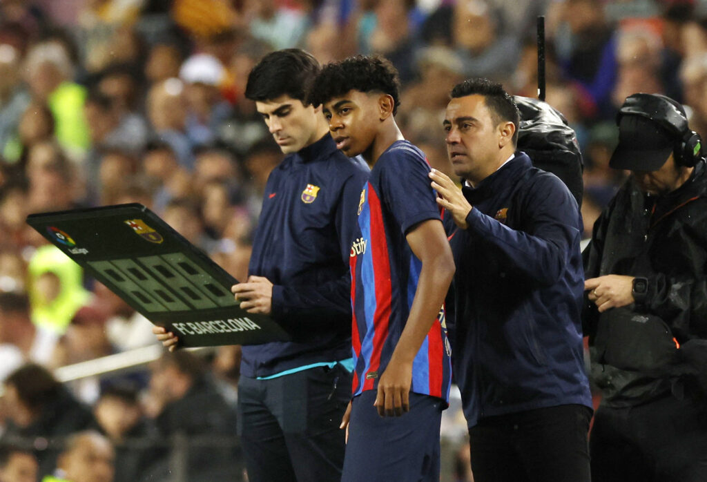 Lamine Yamal bliver skiftet ind af FC Barcelona-træner Xavi