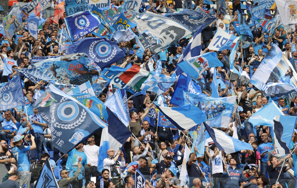 Napoli kan søndag blive italienske mestre efter Inter-sejr mod Lazio.