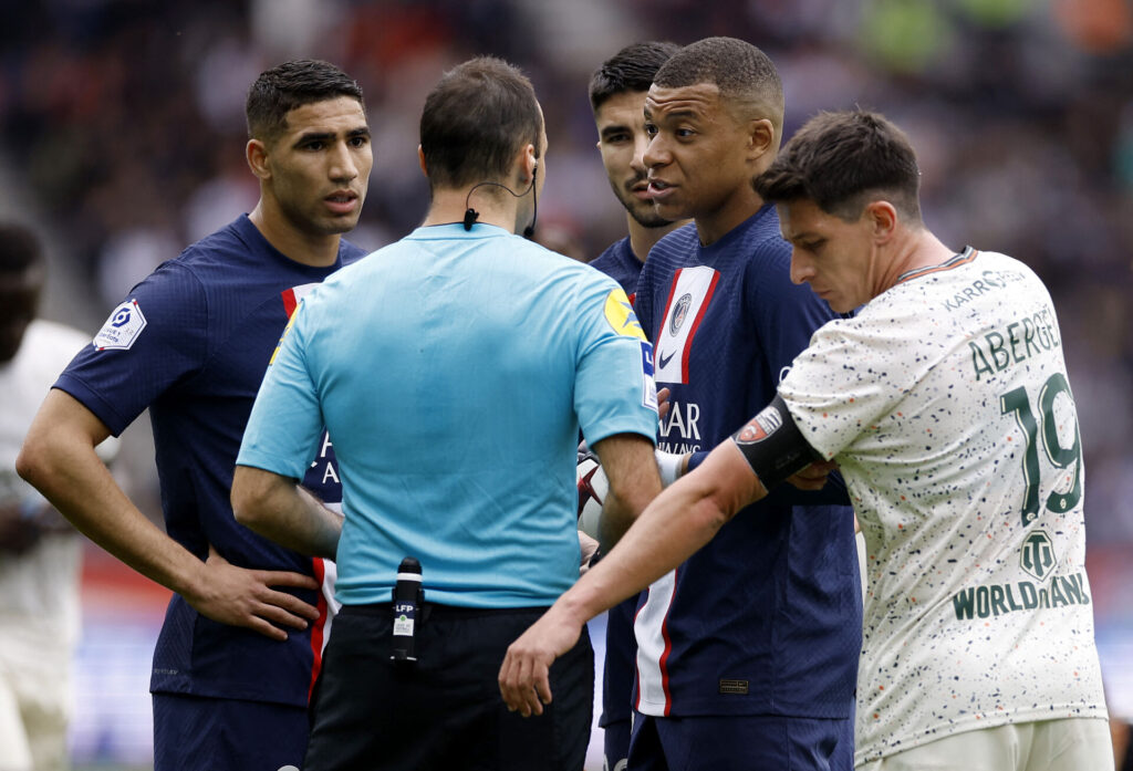 Franske PSG tabte søndag hjemme til Lorient, efter Achraf Hakimi fik to gule kort efter 20 minutters spil.