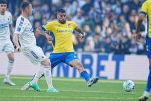 Brøndbys målscorer mod FC København, Ohi Omoijuanfo, siger, at truppen tror på cheftræner jesper Sørensens projekt.