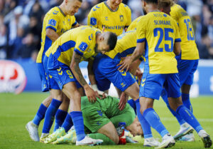 Daniel Wass driller målmand Mads Hermansen, efter han søndag tog et straffespark i derbyet mod F.C. København.