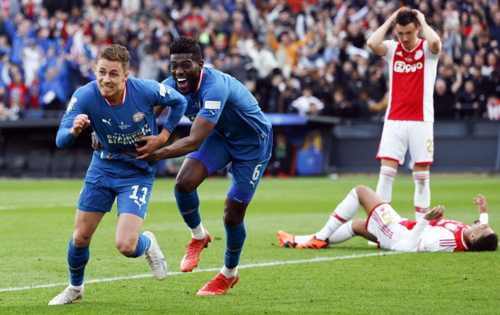 PSV Eindhoven vandt søndag den hollandske pokaltitel, da de slog Ajax efter straffesparkskonkurrence.