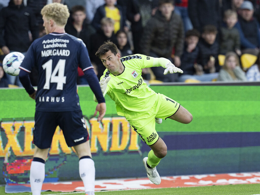 Superligaklubben har nu selv annonceret, at de har forlænget kontrakten med deres rutinerede målmand Jesper Hansen for yderligere ét år.