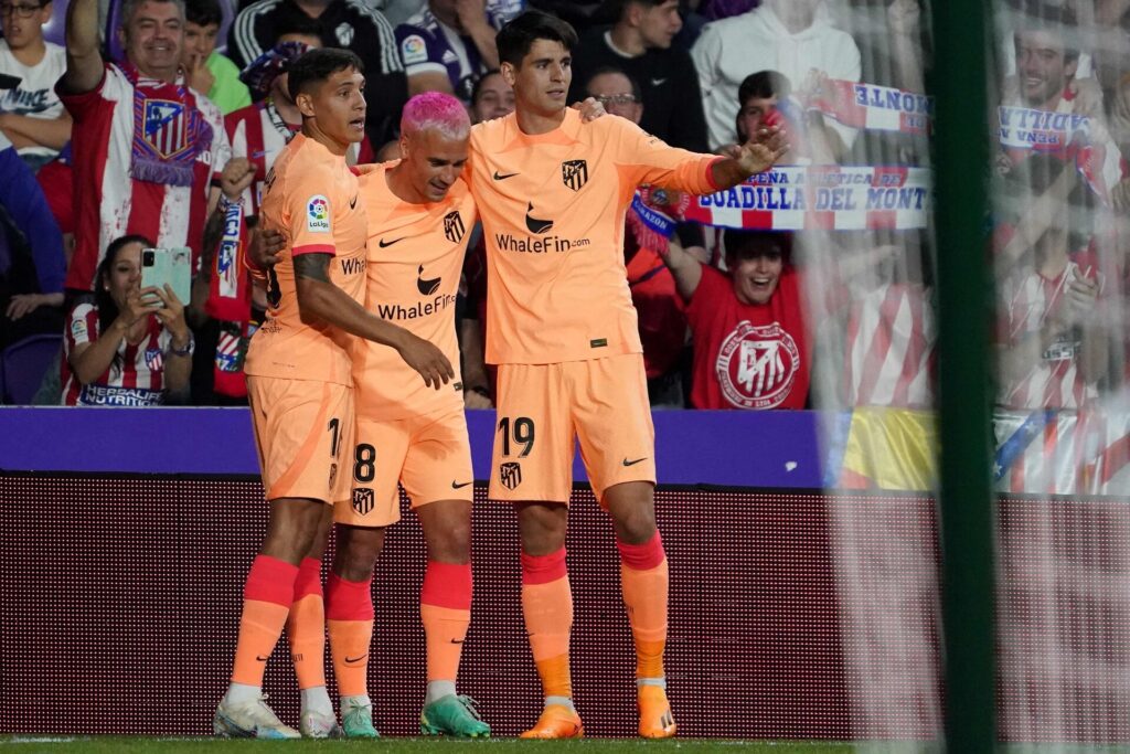 Atletico Madrid holder med en 2-5-sejr over Valladolid fast i real madrid på Laligas andenplads.