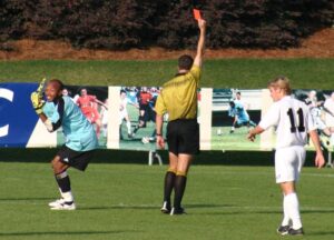 Hvor lang karantæne får man for et rødt kort? Det er der stor forskel på, afhængigt af, hvilken DBU lokalunion man tilhører.