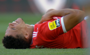 Alexander Bah ligger skadet på Estádio da Luz