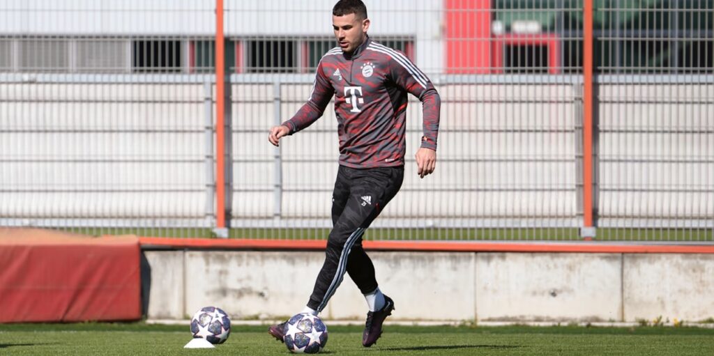 Der er gode og overraskende gode nyheder fra Bayern Münchens franske forsvarsspiller, Lucas Hernandez, der er tilbage på træningsbanen og træner med bold efter sin korsbåndsskade i november.