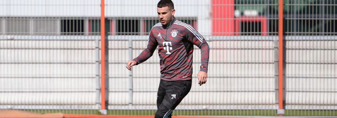 Der er gode og overraskende gode nyheder fra Bayern Münchens franske forsvarsspiller, Lucas Hernandez, der er tilbage på træningsbanen og træner med bold efter sin korsbåndsskade i november.