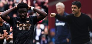 Arsenal-manager Mikel Arteta går selv på banen og giver Bukayo Saka bolden, næste gang de får et straffespark.