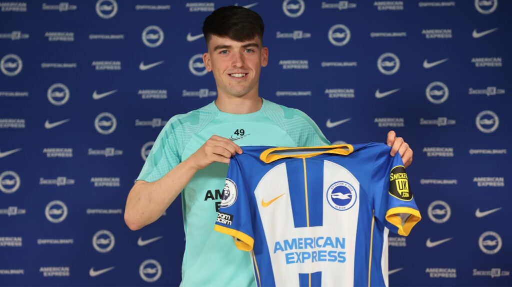 Premier League-klubben Brighton har forlænget kontrakten med den unge irer Andrew Moran.