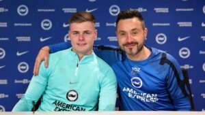 Premier League-klubben Brighton har tirsdag præsenteret en kontraktforlængelse med klubbens unge irske stjernefrø Evan Ferguson.