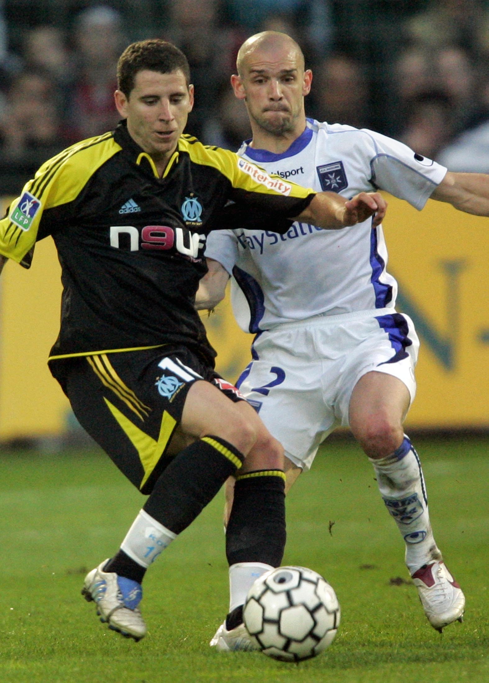 Helt vild sag: Tidligere LaLiga-spiller erkender sig skyldig i at lede et narkokartel Auxerre's Johan Radet (R) challenges Koke (L) of Olympique Marseille during their French Ligue one match, at the Abbe Deschamps stadium in Auxerre, central France, May 14, 2005. REUTERS/Robert Pratta