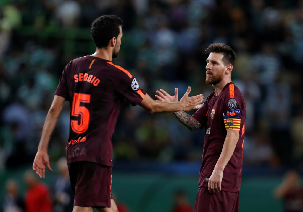 Lionel Messi storroser Sergio Busquets efter udmeldingen om spanierens Barcelona-exit.