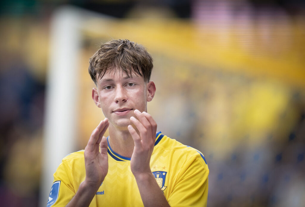 Brøndbys Oscar Schwartau har ikke fået nok spilletid i denne sæson, lyder det fra sportsdirektør i klubben Carsten V. Jensen.