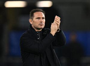 Chelseas midlertidige manager, Frank Lampard, kigger mod Arsenal, når snakken falder på, hvordan den skrantende storklub skal genopbygges.
