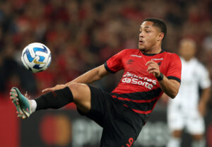 Vitor Roque giver FC Barcelona forkøbsret til sommer.