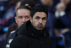 Arsenal-manager, Mikel Arteta, beder Arsenals fans om at bevare perspektiverne på en sæson, som allerede har sikret dem Champions League.