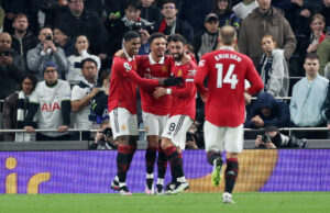 Manchester United-manager Erik ten Hag har Raphael Varane tilbage, men til gengæld er Marcus Rashford mere end tvivlsom til weekendens kamp.