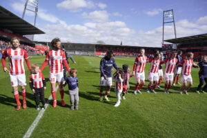 AaB's nye bestyrelsesmedlem, jan Peters, forklarer ansættelsen af ny sportsdirektør Ole Jan Kappmeier, teknisk chef James Gow og rekrutteringshef Julius Nagel.