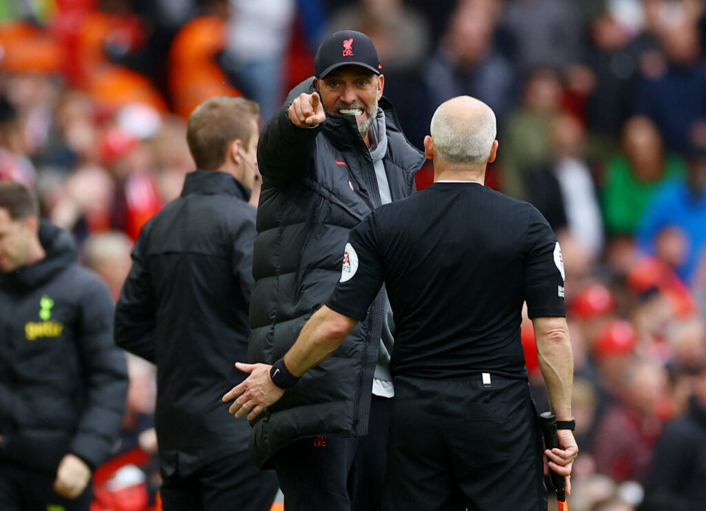 Jürgen Klopp er en serieforbryder, når det kommer til at overtræde de engelske dommeres grænser