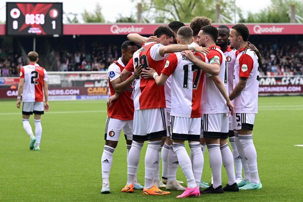 Rotterdam-klubben Feyenoord slog søndag Excelsior på udebane, og dermed har Feyenoord nu tre kampe til selv at afgøre mesterskabet.