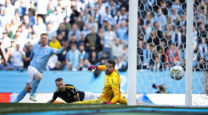 Viktor Fischer blev skadet, da AIK STockholm søndag tabte til Malmö og Anders AC Christiansen, der scorede malmös sidste mål i 3-1-sejren.