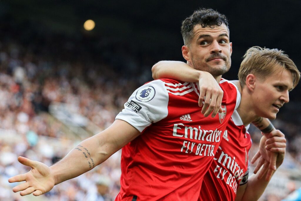 Premier League-klubben Arsenal ser ud til at miste klubbens midtbanespiller Granit Xhaka, der angiveligt er tæt på Bayer Leverkusen.
