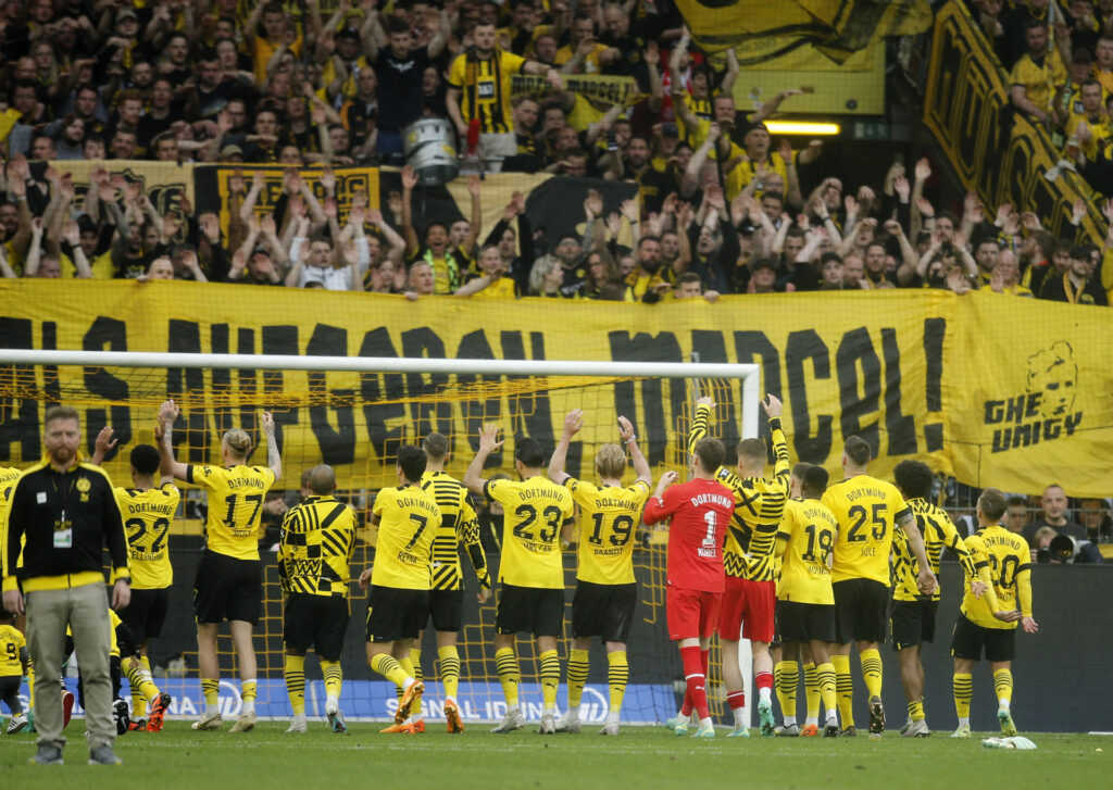 i Dortmund lever drømmen om klubbens første mesterskab i mere end ti år fortsat med tre kampe tilbage.