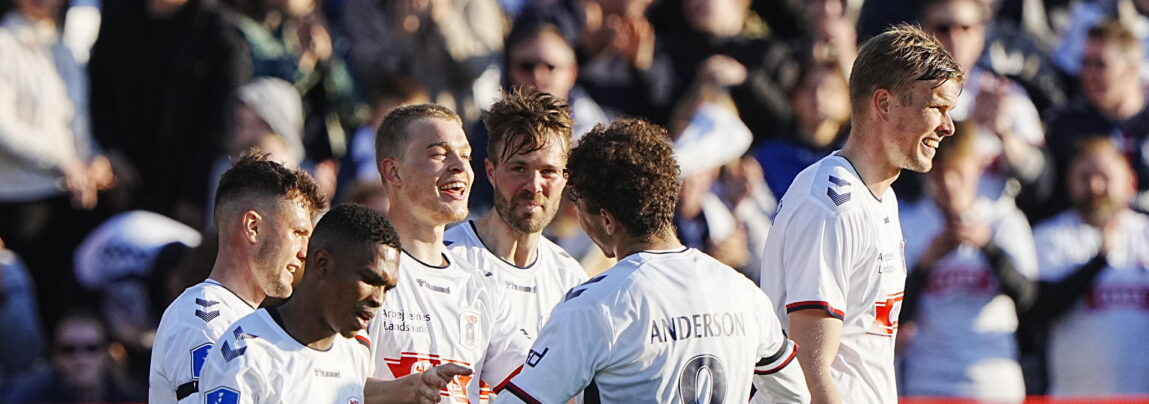 AGF og Viborg kæmper for at involvere sig i guldstriden i Superligaen på Ceres Park. Se mål og highlights i artiklen.