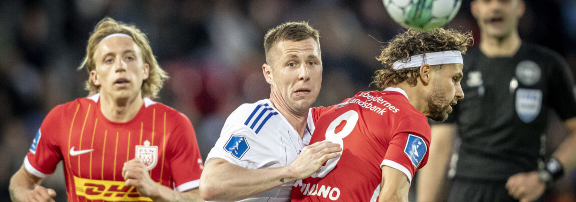 FC Nordsjælland Emiliano Marcondes var henne ved FC Københavns Kamil Grabara for at tilbyde ham et pandebånd.