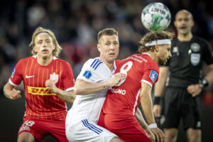 FC Nordsjælland Emiliano Marcondes var henne ved FC Københavns Kamil Grabara for at tilbyde ham et pandebånd.