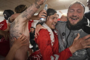 Vejle-cheftræner, Ivan Prelec, måtte en tur under bruseren, da Vejle rykke op i Superligaen.