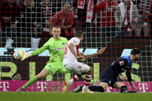 Overlevelse i Bundesligaen ser mere end vanskeligt ud for Oliver Christensen og Hertha Berlin, efter de fredag tabte 5-2 til Köln.