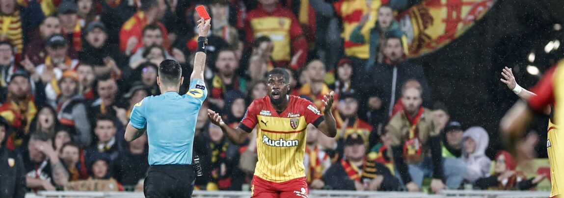 Trods en mand i undertal holdt Lens med en 2-1-sejr over Reims fredag aften presset på PSG i kampen om Ligue 1 guldet i Frankrig.