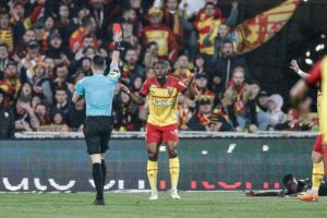 Trods en mand i undertal holdt Lens med en 2-1-sejr over Reims fredag aften presset på PSG i kampen om Ligue 1 guldet i Frankrig.